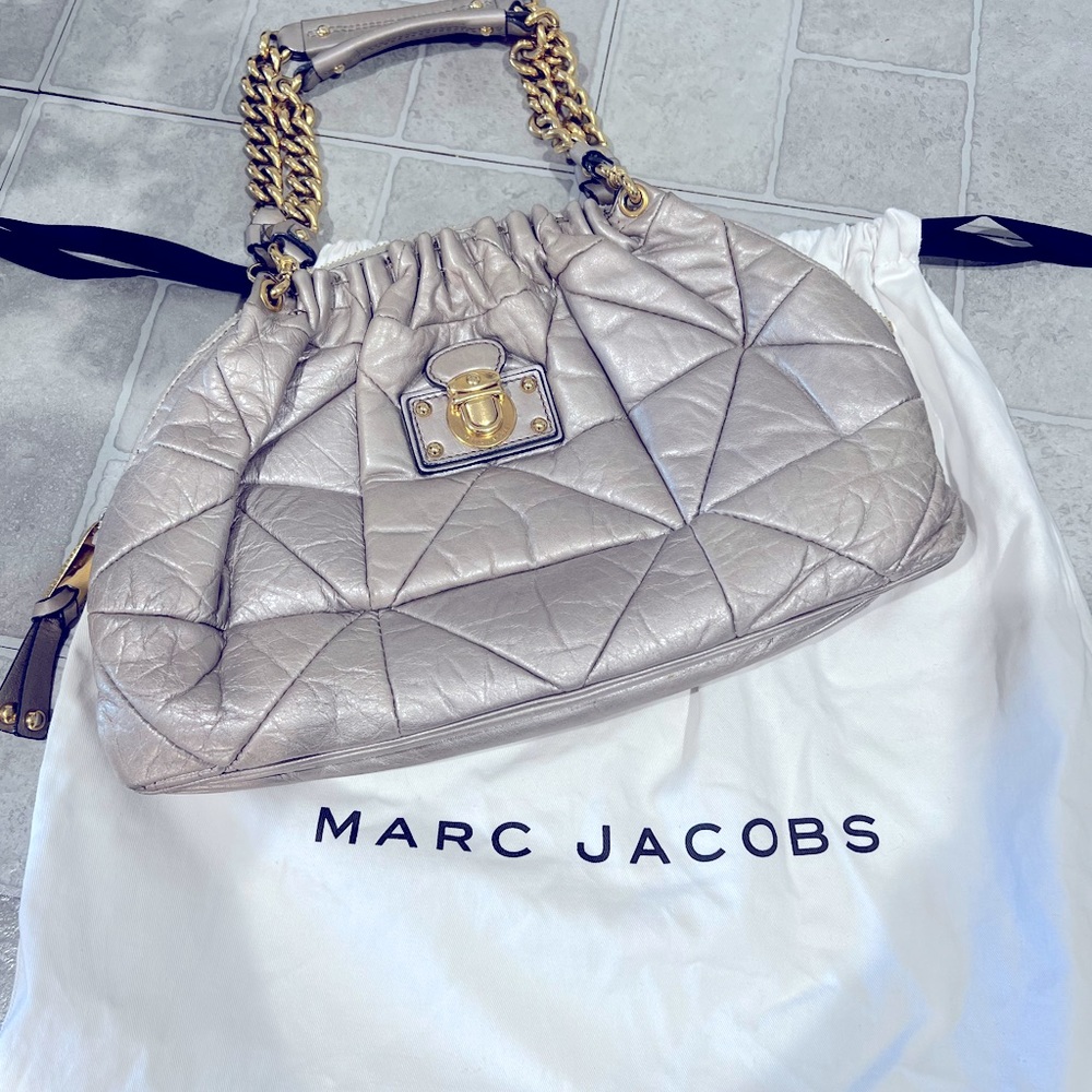 MARC JACOBS VINTAGE SHOULDER HANDBAG SILVER LEATHER WITH GOLD CHAIN STRAPS!